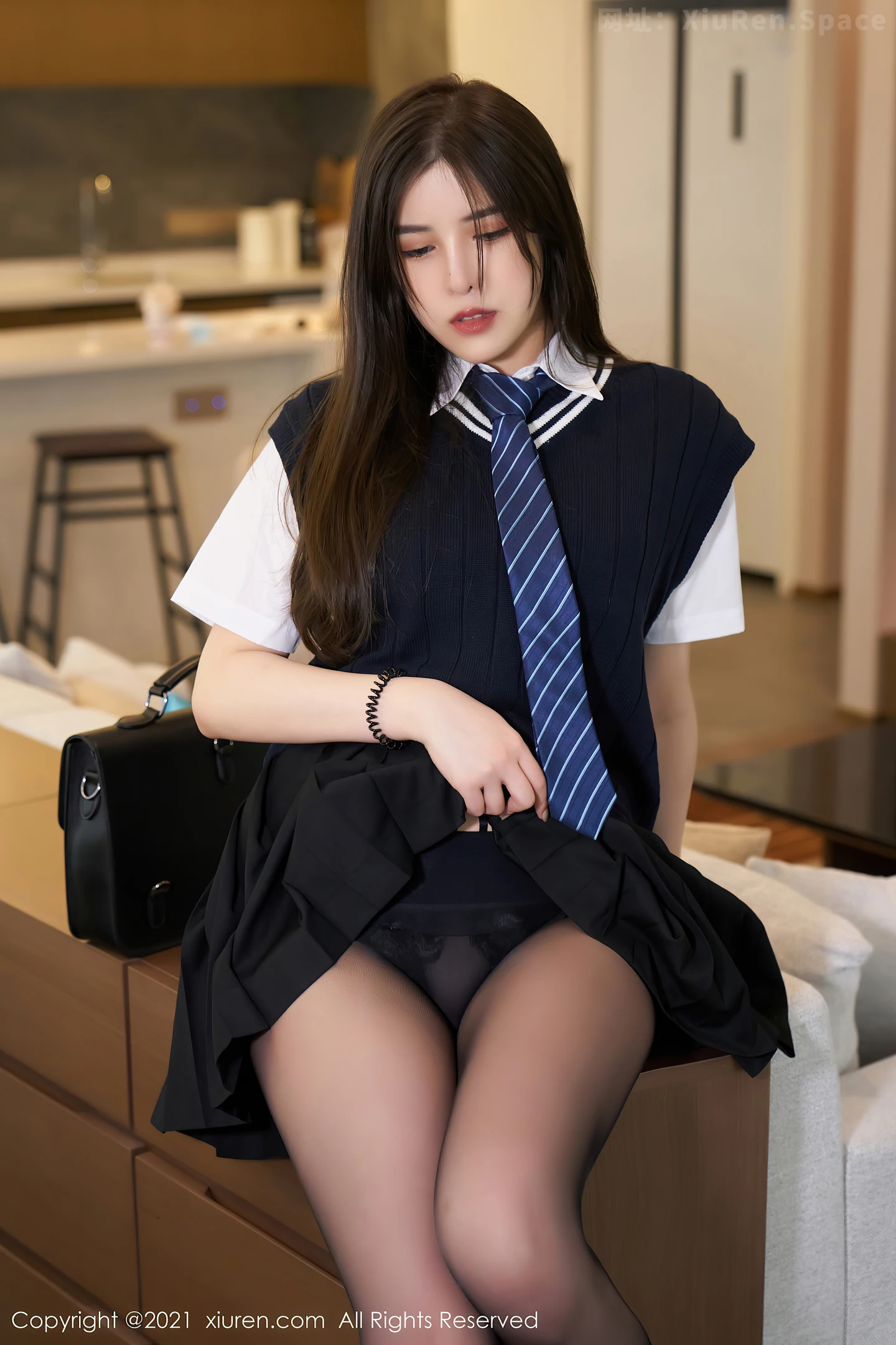 图片[3]-[XiuRen秀人网]VOL.3791 模特韩静安清纯学院制服半脱露超薄黑丝裤袜秀翘臀撩人诱惑写真66P-秀人网官方网站